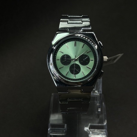 Analog kol saati Kadran Şekli: Yuvarlak Kadran Rengi: Siyah Kasa Malzemesi: Metal Kordon