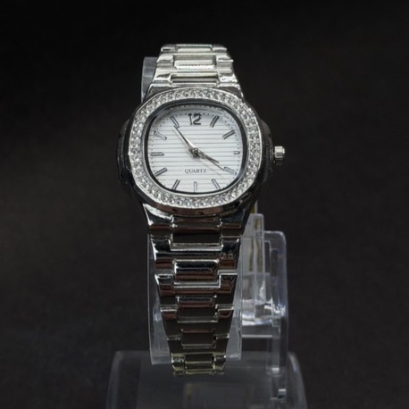 Minimal Kadranlı Gümüş Ton Saat