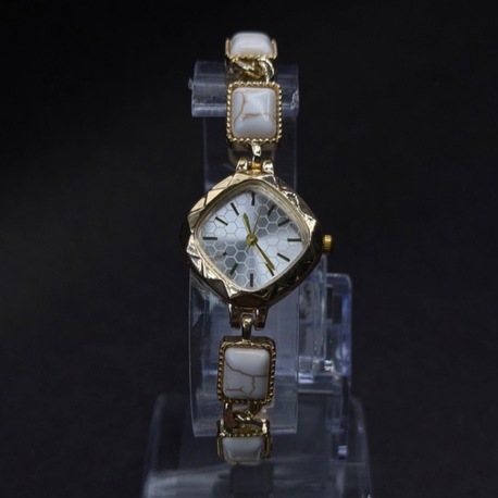 Beyaz Taş Detaylı Altın Ton Zarif Saat