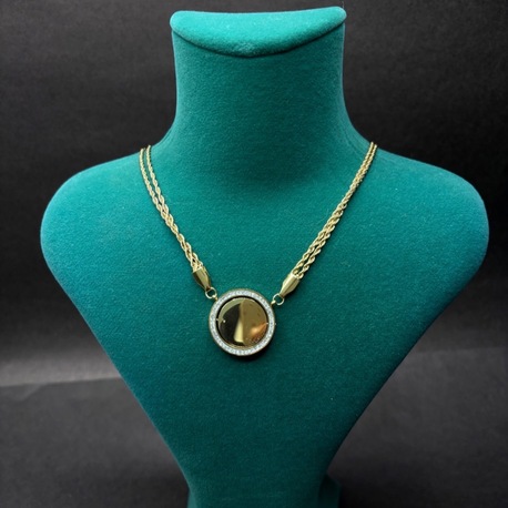 Gold Çerçeveli Parlak Madalyon Kolye