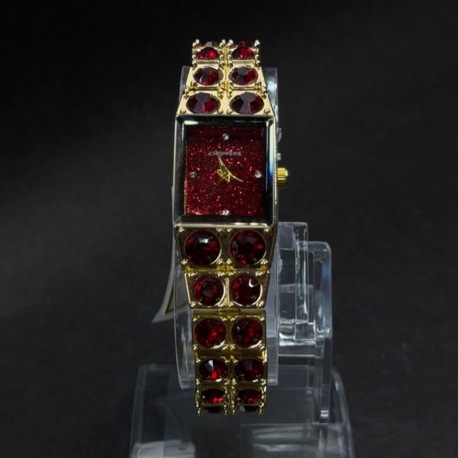 Kırmızı Taş Detaylı Altın Renk Kare Kasa Kadın Kol Saati