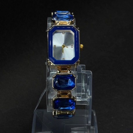 Mavi Kristal Taş Detaylı Altın Renk Kadın Saat Modeli