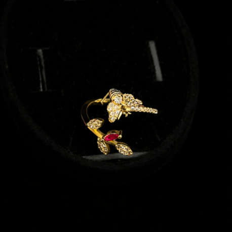 Kırmızı Taş Detaylı Çiçek & Arı Figürlü Gold Yüzük