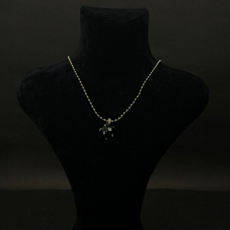 Taş Detaylı Zarif Figür Kolye