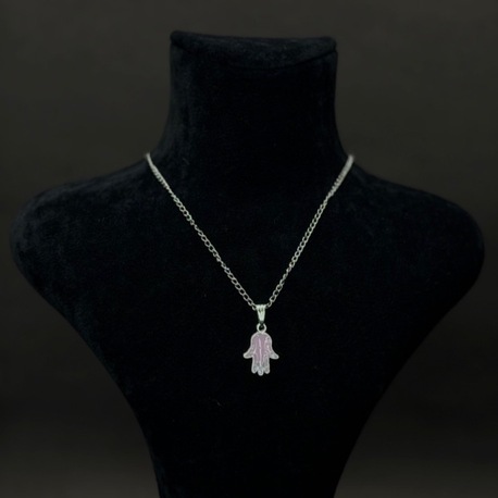 Pembe El Figürlü Gümüş Renk Kolye