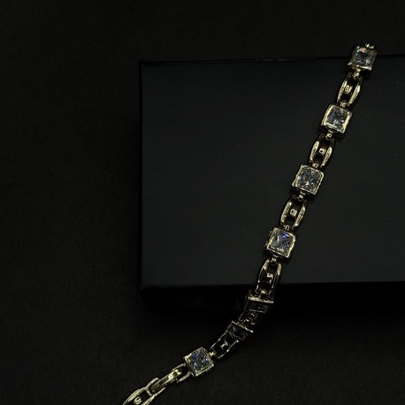 Şık Kare Form Detaylı Bileklik