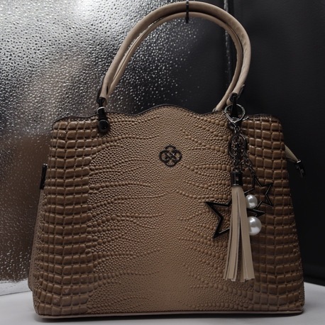 Kabartmalı Yüzeyli Aksesuar Detaylı Kadın Çanta