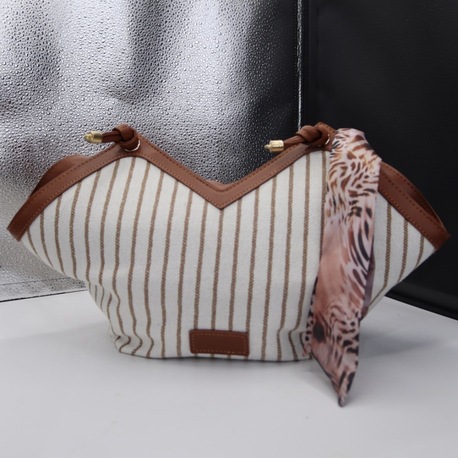 • Desenli Fular Aksesuarlı Kumaş Çanta